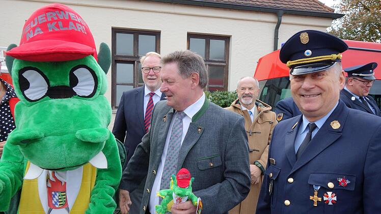 Kreisbrandrat Manfred Lorenz (rechts) überreichte im Beisein eines "XXL-Maskottchens" dem Staatssekretär Gerhard Eck (links) eine "Miniausgabe" davon.