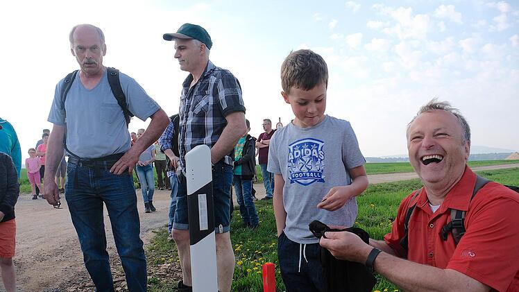Gefreut hatten sich die Kinder, die den Grenzgängern eifrig voraus liefen und für die Entdeckung des nächsten Grenzsteins eine Geldmünze als Belohnung erhielten. Gerd Schaar