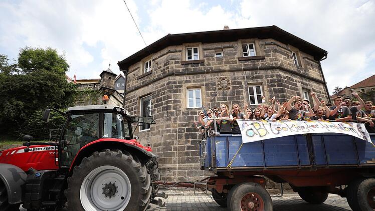 Ausgelassene Stimmung: Auf von Traktoren gezogenen Anhängern ließen sich die Abiturienten durch die Kronacher Innenstadt chauffieren - und die Kreisstadt dabei an ihrer Freude teilhaben. Foto: Marian Hamacher