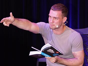 Mit großer Eindringlichkeit las Eric Stehfest aus seinem Buch "9 Tage wach".  Foto: Sabine Weinbeer