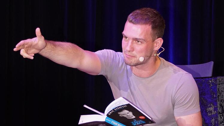 Mit großer Eindringlichkeit las Eric Stehfest aus seinem Buch "9 Tage wach".  Foto: Sabine Weinbeer