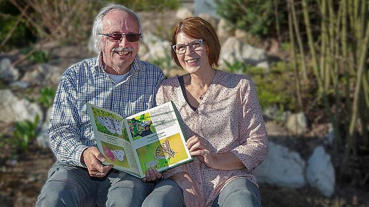 Gudrun und Werner Knoth haben ihre Freizeit den Schmetterlingen gewidmet. Das Ergebnis ihrer Jagd mit der Kamera kann man nun in einem Buch bewundern.  Foto: Klaus Gagel