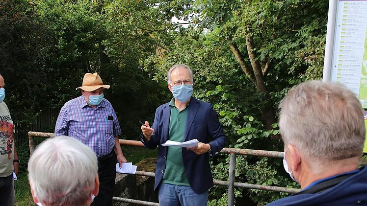 Wie kann das Zentrum Weitramsdorfs aufgewertet werden? Dazu erstellt ein Planerteam von "UmbauStadt" aus Weimar derzeit eine Machbarkeitsstudie. Ulrich Wieler (hinten Mitte) holte sich beim Thema Umrandung des Augrabens Anregungen von den Weitramsdorfern. Foto: Bettina Knauth