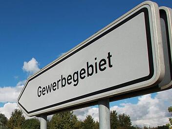 Die Gemeinde Himmelkron beklagt einen massiven Rückgang der Gewerbesteuereinnahmen und hofft auf einen Ausglich durch Bund und Freistaat.  Foto: Jens Wolf/dpa