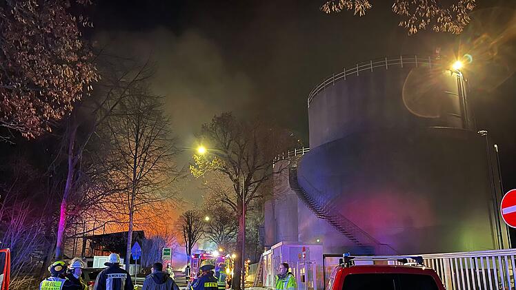 Gebäude in Vollbrand: Meterhohe Flammen schlagen aus Lagerhalle