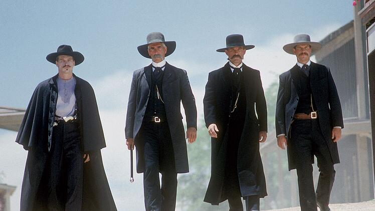 Sind sind bereit für das große Duell, von links: Doc Holliday (Val Kilmer), Virgil Earp (Sam Elliott), Wyatt Earp (Kurt Russell) und Morgan Earp (Bill Paxton).