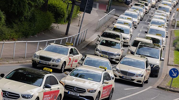 Taxifahrer demonstrieren gegen Mietwagenanbieter wie Uber