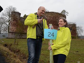 Auch an der Ruine Aura vorbei führt die Strecke beim Saaletal-Marathon. Für die richtige Beschilderung sorgen Bernhard Gößmann-Schmitt und Thea Kessler.  Foto: Jürgen Schmitt
