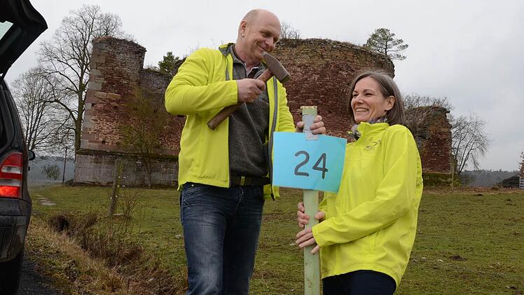 Auch an der Ruine Aura vorbei führt die Strecke beim Saaletal-Marathon. Für die richtige Beschilderung sorgen Bernhard Gößmann-Schmitt und Thea Kessler.  Foto: Jürgen Schmitt