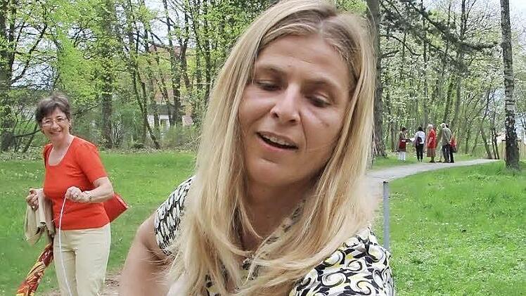 Zwölf Meter messen die Schlossparkführerinnen Marion Hofmann und Ruth Holfelder mittels einer Schnur ab. Diesen stattlichen Durchmesser kann ein Mammutbaum erreichen.