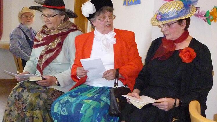 Helga Schöpplein, Amanda Röthlein und Gertrud Fößel (von links) sorgten mit einem neckischen Beitrag für Stimmung. Foto: Christian Ziegler