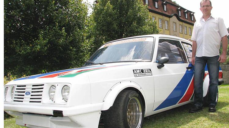 Torsten Ehm aus Tretzendorf vor seinem 1976er Escort RS 2000 Mk II. Nachdem das Fahrzeug zwischenzeitlich abmeldet war, wurde es nach fünfjähriger Umbauzeit wieder zugelassen.