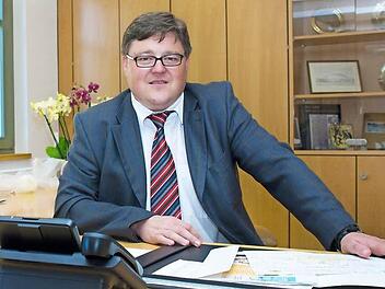 Matthias Schneiderbanger an seinem neuen Arbeitsplatz im Zapfendorfer Rathaus, der genau ein Stockwerk über seinem vorigen Büro als Leiter des Standesamtes liegt. Foto: Johannes Michel