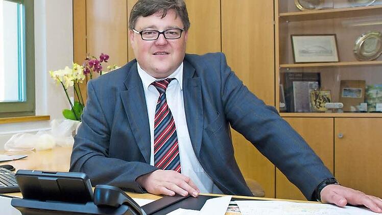 Matthias Schneiderbanger an seinem neuen Arbeitsplatz im Zapfendorfer Rathaus, der genau ein Stockwerk über seinem vorigen Büro als Leiter des Standesamtes liegt. Foto: Johannes Michel