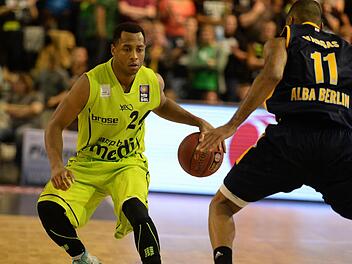 Bayreuths Spielmacher Trevon Hughes war wie schon beim Auftaktsieg gegen Crailsheim auch gegen Berlin bester Werfer seines Teams. Alle seine 18 Punkte erzielte er per Dreier. Rechts der Berliner Akeem Vargas.  Foto: Peter Mularczyk