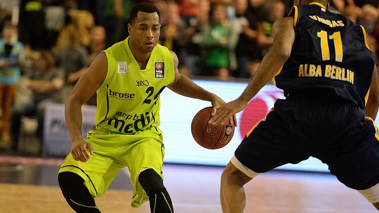 Bayreuths Spielmacher Trevon Hughes war wie schon beim Auftaktsieg gegen Crailsheim auch gegen Berlin bester Werfer seines Teams. Alle seine 18 Punkte erzielte er per Dreier. Rechts der Berliner Akeem Vargas.  Foto: Peter Mularczyk