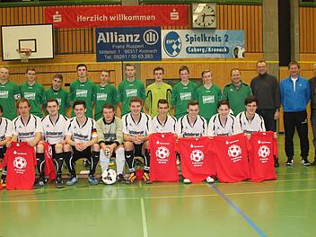 Im Endspiel der A-Junioren setzte sich der DJK-SV Neufang (sitzend) gegen den TSV Neukenroth durch. Mit im Bild (von rechts) Kreisjugendleiter Michael Deuerling, Betreuer Rudolf Kotschenreuther (Neufang), Robert Porzelt (Sparkasse) und Betreuer Dieter Schneider (Neukenroth). Foto: han