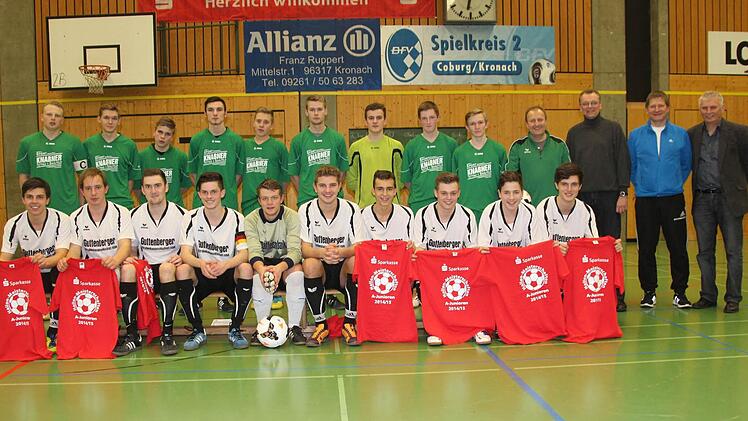 Im Endspiel der A-Junioren setzte sich der DJK-SV Neufang (sitzend) gegen den TSV Neukenroth durch. Mit im Bild (von rechts) Kreisjugendleiter Michael Deuerling, Betreuer Rudolf Kotschenreuther (Neufang), Robert Porzelt (Sparkasse) und Betreuer Dieter Schneider (Neukenroth). Foto: han