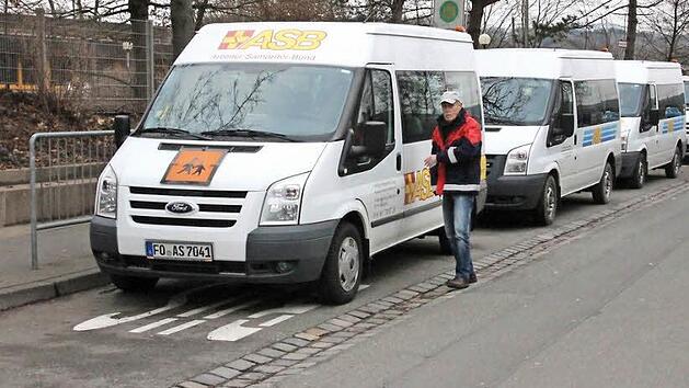 Die ASB-Fahrdienstflotte wartet in Forchheim auf Sch&uuml;ler. Foto: Josef Hofbauer