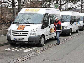 Die ASB-Fahrdienstflotte wartet in Forchheim auf Schüler. Foto: Josef Hofbauer