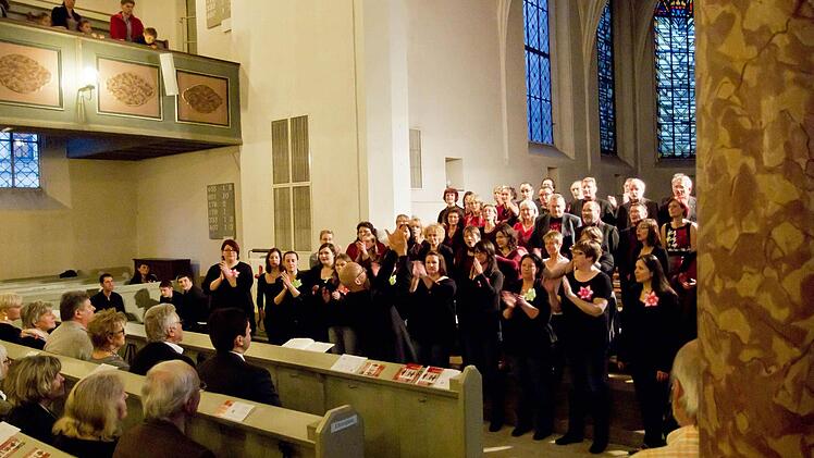Das Vocalensemble Coburg und der Chor "A cappella Bavarese" gestalteten ein Konzert in der Coburger Heilig-Kreuz-Kirche. Foto: Jochen Berger