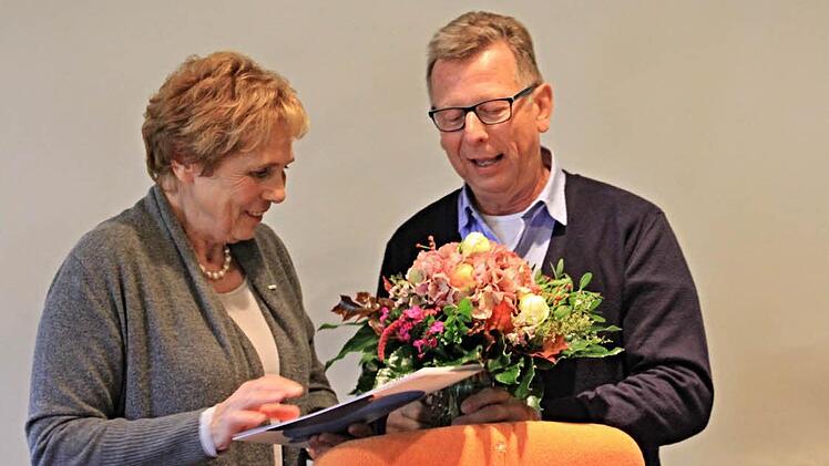 Verabschiedet wurde Anna Elisabeth Henrichs, der der Bezirksvorsitzende einen Blumenstrauß übergab.