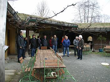 Alles durchdacht, alles ökologisch, alles handgemacht: Günter Lutz erläuterte auf der Energietour das Konzept des Hummelhofs, den er gemeinsam mit seinen Söhnen in den 90er Jahren zwischen Trossenfurt und Hummelmarter errichtete. Die Gaststätte besticht zu jeder Jahreszeit durch ihre besondere Atmosphäre.