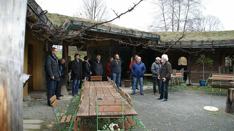 Alles durchdacht, alles ökologisch, alles handgemacht: Günter Lutz erläuterte auf der Energietour das Konzept des Hummelhofs, den er gemeinsam mit seinen Söhnen in den 90er Jahren zwischen Trossenfurt und Hummelmarter errichtete. Die Gaststätte besticht zu jeder Jahreszeit durch ihre besondere Atmosphäre.