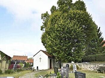 Das ehemalige Totenhaus am Friedhof in Römershofen kann abgerissen werden. Die beiden Bäume am Friedhofseingang sollen bleiben.