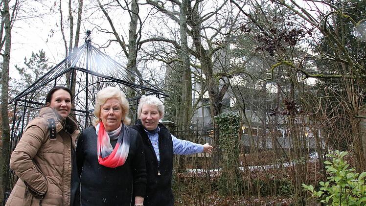 Astrid Schmitt sowie Heike und Marianne Engels zeigen, wie nahe die Erweiterung des Parkhotels "Cup Vitalis" an ihre Grundstücke heranrückt. Foto: Ralf RuppertParkhotels