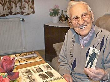 Wenn Willi Döll in seinem Fotoalbum blättert dann hat er sofort das Bild parat, das ihn im Jahr 1941 als Soldat zeigt. Damals wurde er von Walter Zschech für das Rote Kreuz angeworben.  Foto: Hanns Friedrich