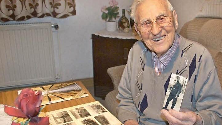 Wenn Willi Döll in seinem Fotoalbum blättert dann hat er sofort das Bild parat, das ihn im Jahr 1941 als Soldat zeigt. Damals wurde er von Walter Zschech für das Rote Kreuz angeworben.  Foto: Hanns Friedrich