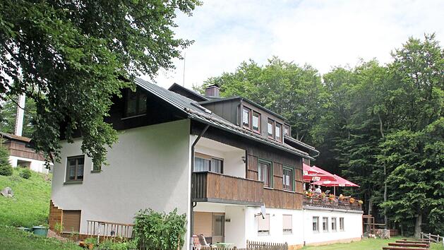 In den 90 Jahren seines Bestehens gab es viele bauliche Ver&auml;nderungen. Das Foto: unten linkst zeigt das erste Geb&auml;ude in den 30er-Jahren, unten rechts ist der Nachfolgebau aus den 40er-Jahren zu sehen. Oben das heutige Gesicht des beliebten Wanderheims. Fotos: Rh&ouml;nklub-Archiv (2)/Thomas Pfeuffer