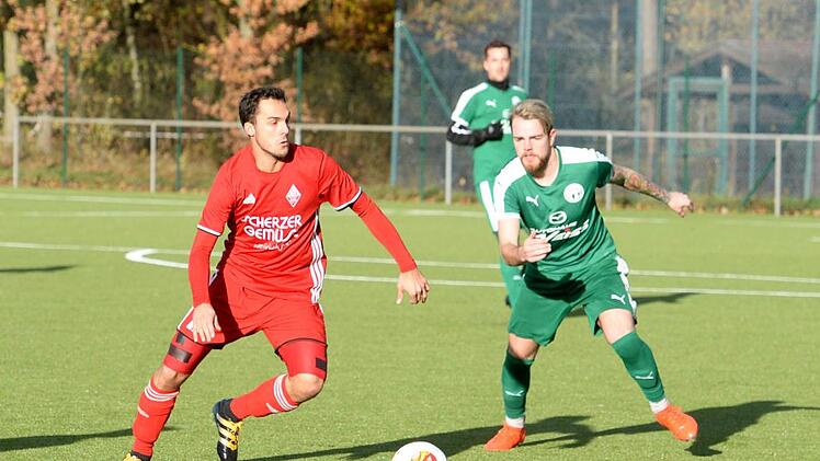 Martin Weber (links , TSV Buch) und Julian Pötzinger (TSV Neudrossenfeld) kämpfen um den Ball. Pötzinger machte den Führungstreffer in der 60. Minute. Das Spiel endete 1:1-Unentschieden. Foto: Peter Mularczyk
