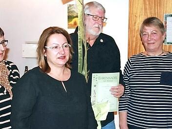 Aus der Hand von Roswitha Baumann erhielt Alexander Stich die Ehrennadel mit Kranz, sehr zur Freude der wiedergewählten Vorsitzenden Petra Grell und Seßlachs Dritter Bürgermeisterin Renate Schubart-Eisenhardt (von rechts). Foto: privat