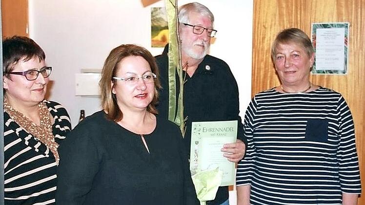 Aus der Hand von Roswitha Baumann erhielt Alexander Stich die Ehrennadel mit Kranz, sehr zur Freude der wiedergewählten Vorsitzenden Petra Grell und Seßlachs Dritter Bürgermeisterin Renate Schubart-Eisenhardt (von rechts). Foto: privat