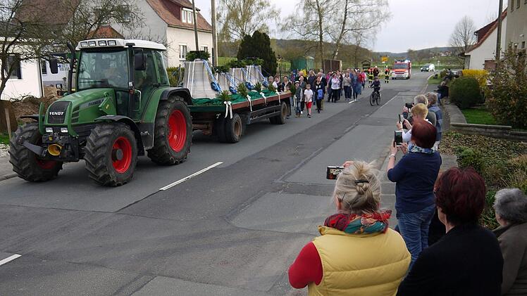 In Gleußen standen viele Menschen an der Straße, um die Ankunft der neuen Glocken für die evangelische Kirchengemeinde  live mitzuerleben. Nach Pfingsten wird das neue Geläut erstmals zu hören sein.Berthold Köhler
