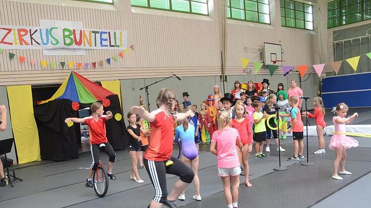 Im Zirkus Buntelli zeigen viele kleine Akrobaten ihr Können. K.- H. Hofmann