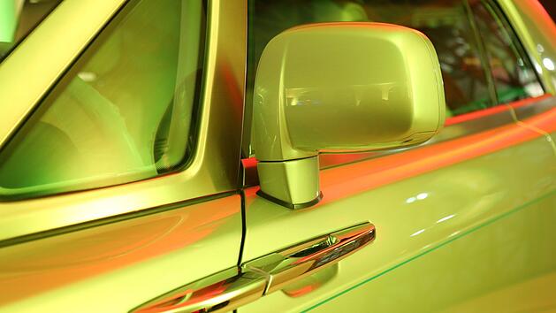 Verkehrsunfall durch starken Wind: Autot&uuml;ren besch&auml;digt. Symbolfoto: AshrafChemban/pixabay