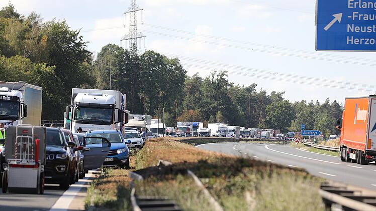 Auffahrunfall zwischen zwei LKW in Baustelle