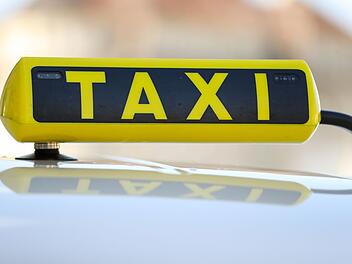 Auf Fahrt Richtung Coburg: Taxi dreht sich um 180 Grad - Fahrer verletzt im Klinikum