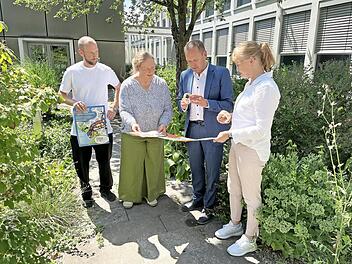 Zum Start des Projekts &bdquo;Auf lokaler Mission&ldquo;: Landrat Mario G&ouml;tz (3. von links) mit Felix Gantner, Kulturmanagement, Anke Barthel, Regionalmanagement und Cordula Kuhlmann, Leitung Regionalentwicklung (von links).