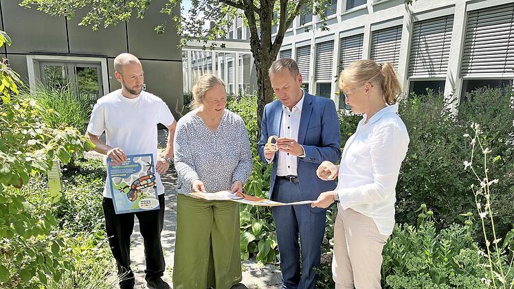 Zum Start des Projekts &bdquo;Auf lokaler Mission&ldquo;: Landrat Mario G&ouml;tz (3. von links) mit Felix Gantner, Kulturmanagement, Anke Barthel, Regionalmanagement und Cordula Kuhlmann, Leitung Regionalentwicklung (von links).