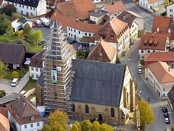 Bereits eingerüstet ist der Turm der Scheßlitzer Pfarrkirche St. Kilian an der Wilhelm-Spengler-Straße. Links davor das Pfarrheim, vom Turm verdeckt das Scheßlitzer Pfarrhaus. Foto:  Ronald Rinklef