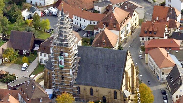 Bereits eingerüstet ist der Turm der Scheßlitzer Pfarrkirche St. Kilian an der Wilhelm-Spengler-Straße. Links davor das Pfarrheim, vom Turm verdeckt das Scheßlitzer Pfarrhaus. Foto:  Ronald Rinklef