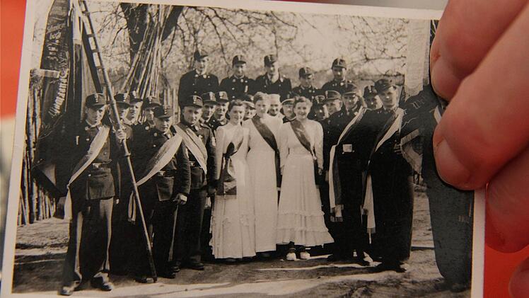 Fahnenpatin Martha Seifried zeigte eines der alten Fotos von 1954 von der damaligen Fahnenweihe.   Fotos: Gerd Schaar