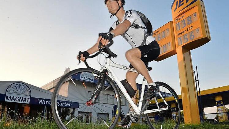 Einfach vorbeifahren - die Höhe der Benzinpreise beschäftigt einen als Radfahrer nicht. Foto: Ronald Rinklef