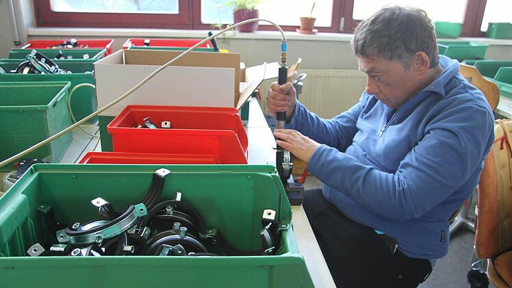 Helmut Lauterbach lässt sich von dem Ansturm zum 30-jährigen Bestehen nicht aus der Ruhe bringen - er fertigt Rohrschellen.