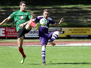 Fabian Klose (rechts), hier im Zweikampf mit dem Schweinfurter Simon Häcker, fällt mindestens bis April 2015 aus. Foto: sportpress