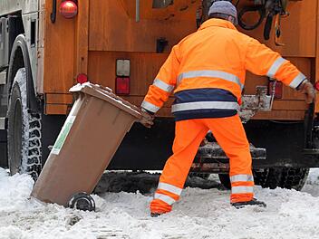 Müllabfuhr im Schnee. Foto: Jan Woitas/dpa